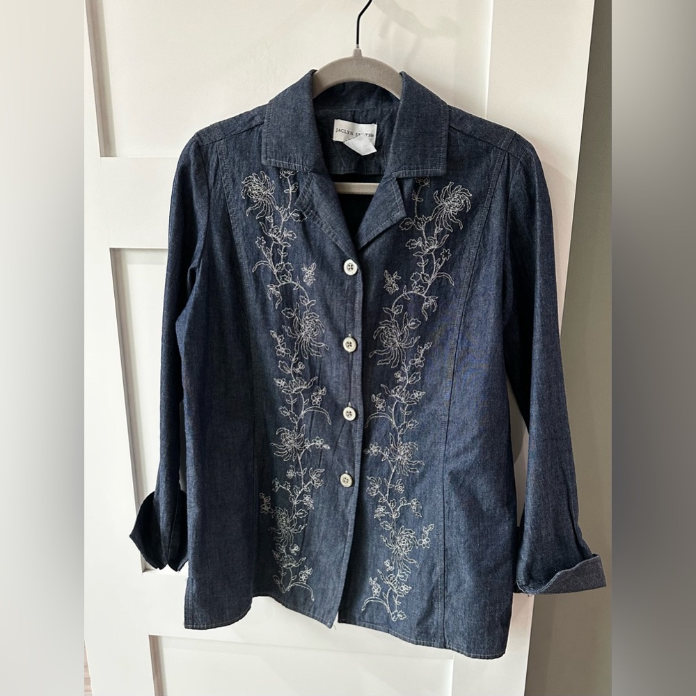 Jaclyn Smith Women Small Embroidered shirt topLong Sleeve chambray denim cotton